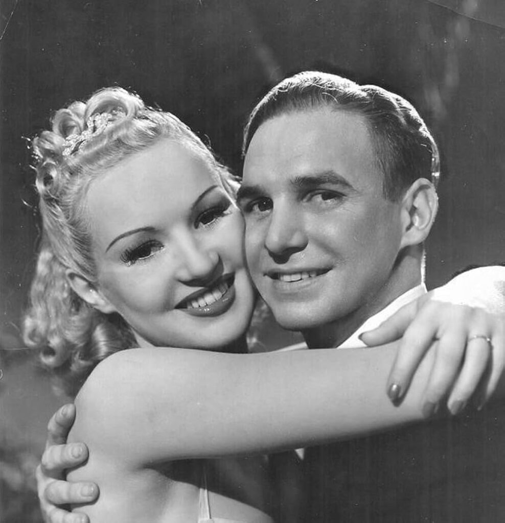 O jovem Jack Coogan em cena do filme College Swing (ou "Jazz Academia"), lançado em 1938, mesmo ano em que o ator processou sua mãe e seu padrasto. Créditos: Paramount Pictures.