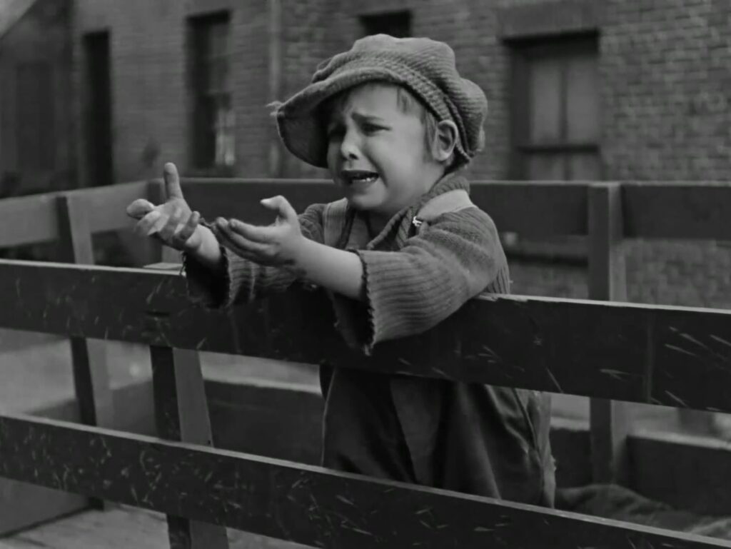 Jack Coogan em cena de O Garoto (1921).