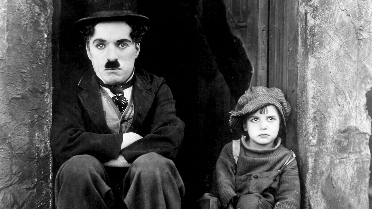 Charlie Chaplin e Jack Coogan em cena de O Garoto (1921).