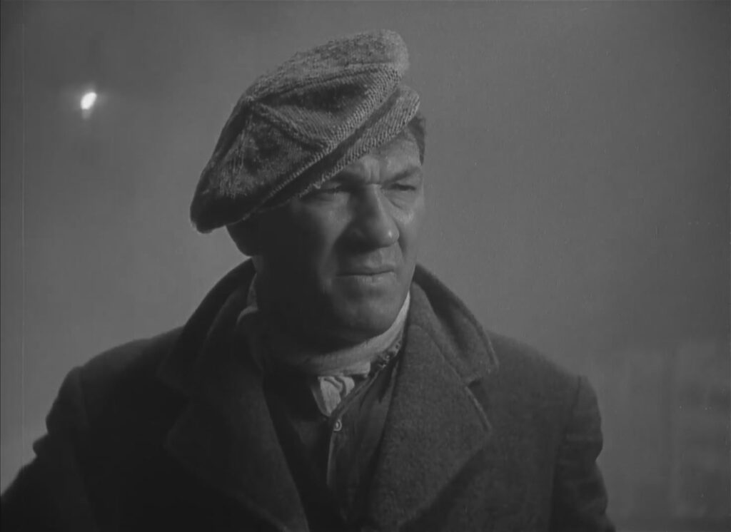 Victor McLaglen em cena de O Informante (1935). O ator derrotou os três atores de O Grande Motim e levou o Oscar de Melhor Ator para casa. Distribuição: RKO Radio Pictures.