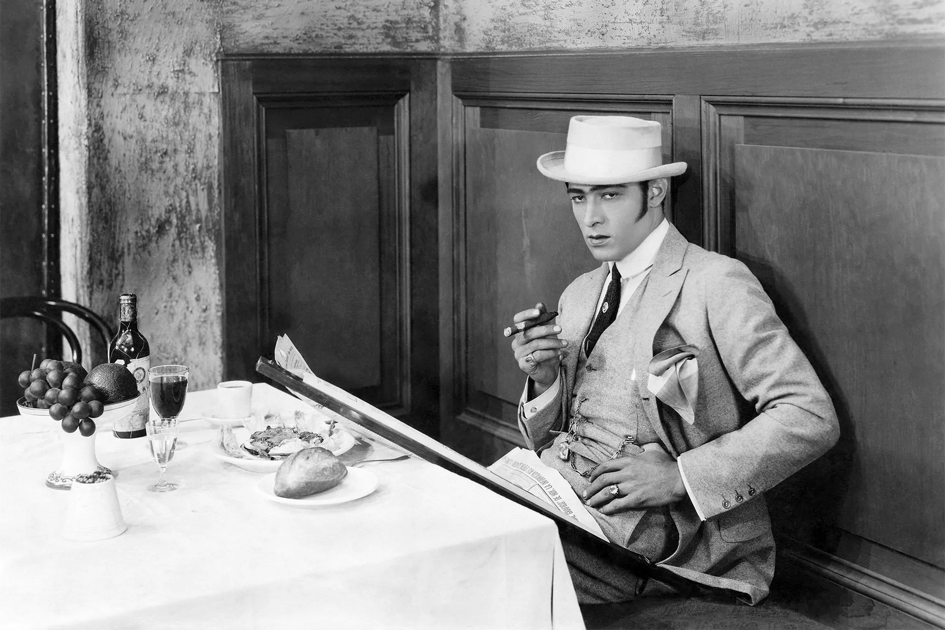 Rudolph Valentino em uma foto tirada durante as gravações de Blood and Sand (1922), ou "Sangue e Areia, como ficou conhecido o filme aqui no Brasil. Créditos: Donaldson Collection/Getty Images.
