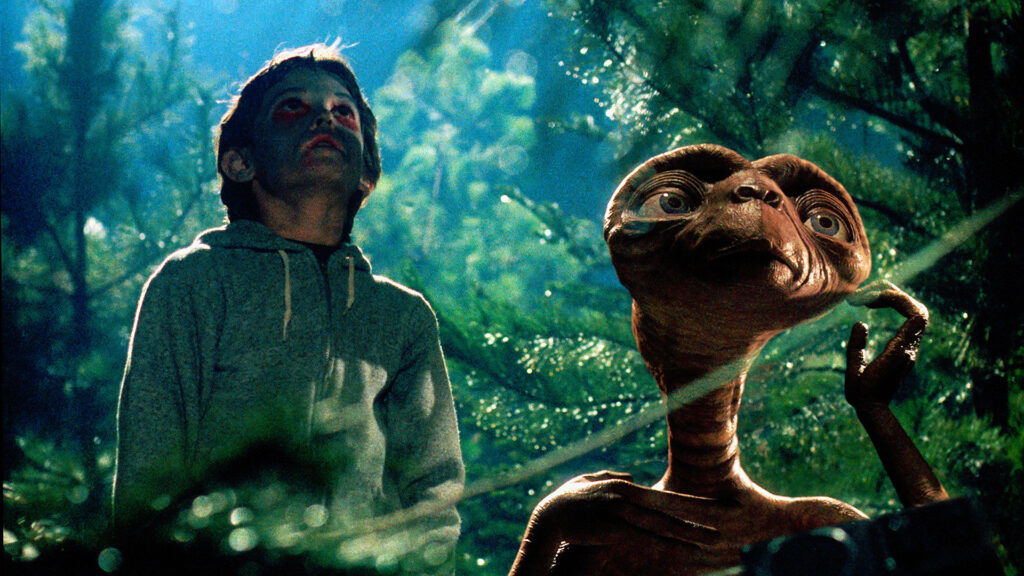 Cena de E.T. O Extraterrestre (1982). Distribuição: Universal Pictures.