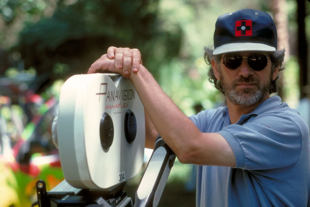 Steven Spielberg no set de Jurassic Park - O Parque dos Dinossauros (1993). Créditos: Universal Pictures.