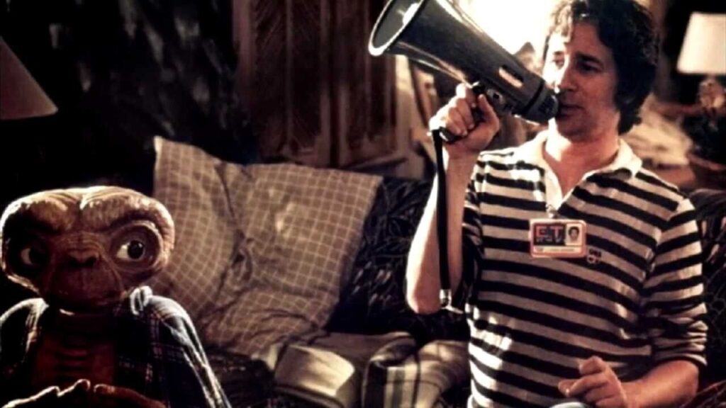 Steven Spielberg no set de E.T. O Extraterrestre (1982). Crédtitos: Talk Film Society.